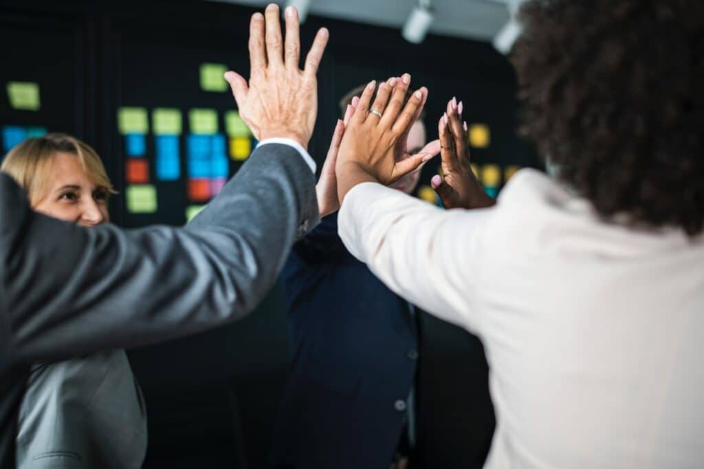 Man en vrouw geven elkaar een high five